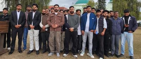 राज्य का दर्जा बहाल करने की मांग करते युवा राजपूत सभा के सदस्य। संवाद