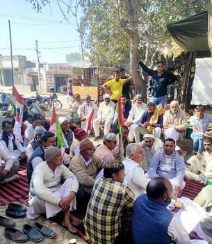 Farmers staged a symbolic protest against not getting DAP and urea in Nahla packs.