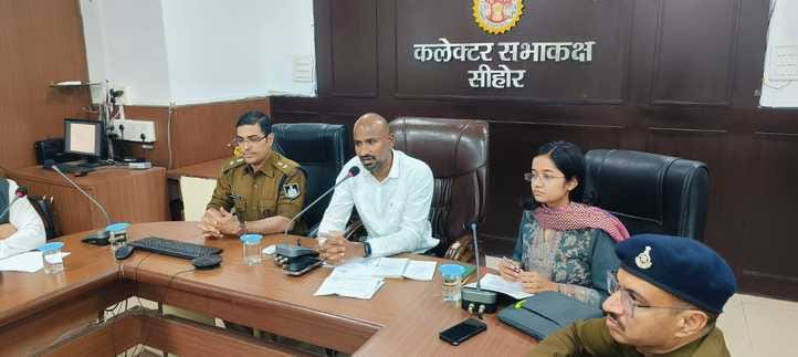 कलेक्टर ने कलेक्टर सभा कक्ष में ली बैठक