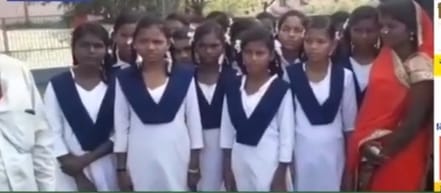 शिकायत करती छात्रा