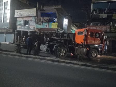 Canter filled with cotton overturns near Rotary Chowk, damage to shop