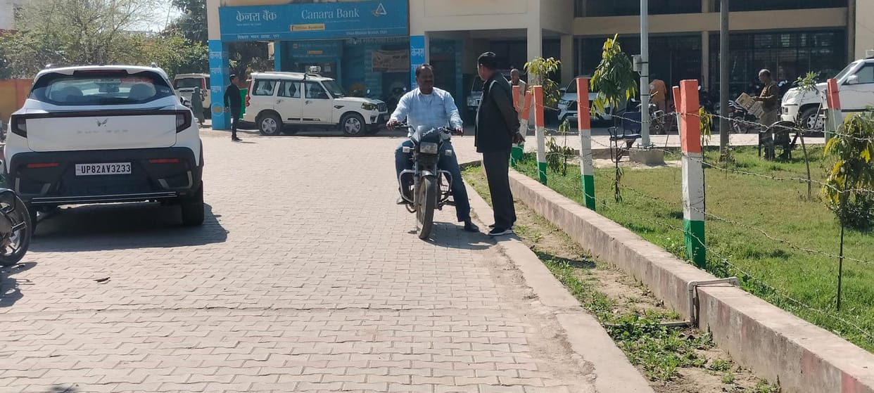 Department's threat on bike, no helmet on head