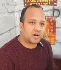 On the pretext of asking for directions, two youths looted 51 thousand rupees from a shopkeeper at knifepoint