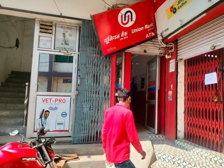 ATM under online surveillance... fearless miscreants trying to break in