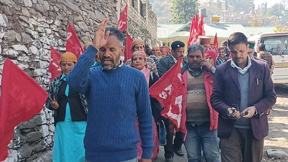 Hundreds of villagers of Khanag Panchayat demonstrated under the banner of Kisan Sabha at Ani bus stand.