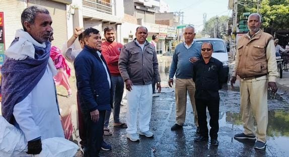 People expressed their anger over the blocked sewer problem at Bawdi Gate, Dadri Gate and Dhana Road.