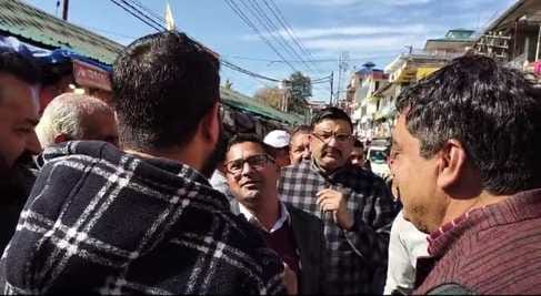 Traders clash with officials who went to remove encroachment, goods of four shopkeepers confiscated