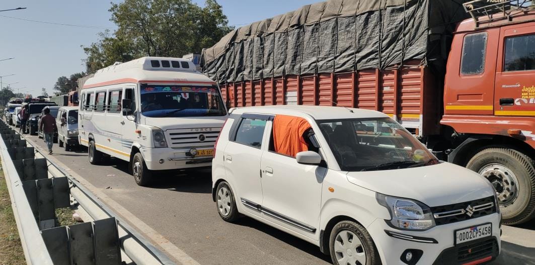 Three kilometer long jam in Thauri