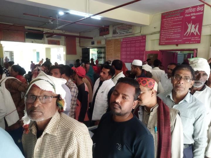 Most of the wards are full, doctors are giving medicines.