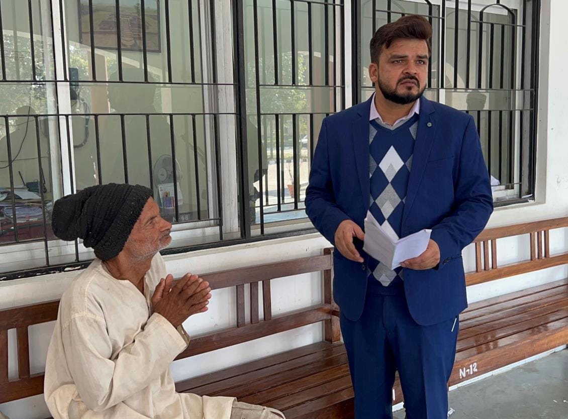 DM listened to the complaint of the disabled old man after coming out of the office.