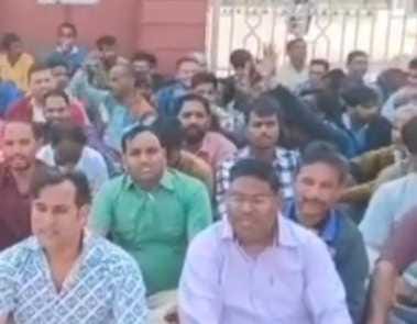 Contract workers boycott work for 5 hours demanding removal of pay discrepancies