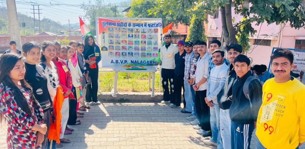 Nalagarh unit of ABVP paid tribute to 40 martyred soldiers of Pulwama attack.