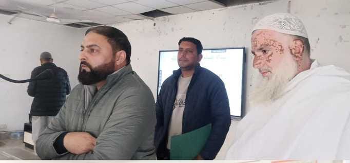 पुंछ में हज यात्रा पर जाने वालों को यात्रा के बारे में जानकारी देते अतिरिक्त जिला विकास उपायुक्