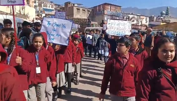 पुंछ में नशा विरोधी जागरूकता रैली में भाग लेते स्कूली बच्चे
