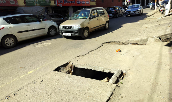 Nadaun to Bhota Chowk footpath is dilapidated, not suitable for walking, fear of accident