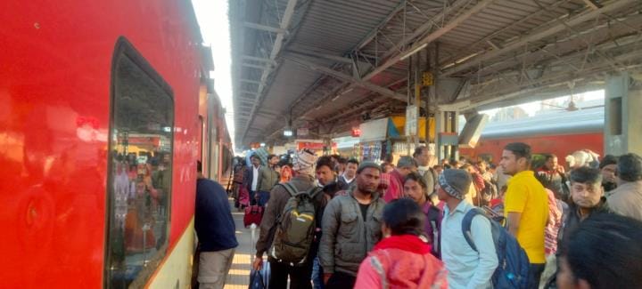 Kashi Express arrived six hours late, passengers upset