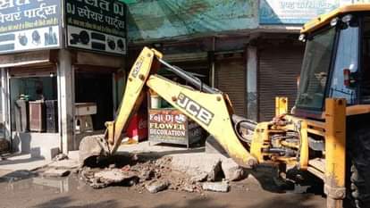 शहर में अतिक्रमण हटाती जेसीबी मशीन।