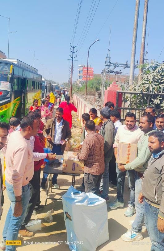 Employees busy in providing water to the devotees