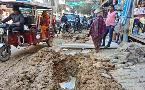 Pipeline burst in Pankha Road market, water flowing on the road