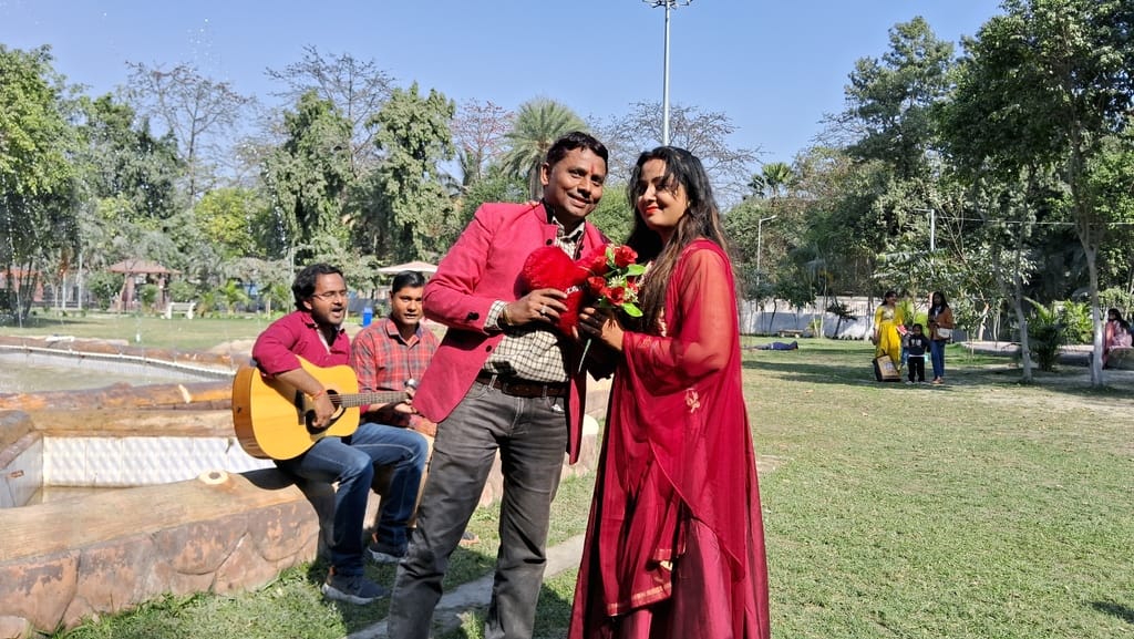 Valentine Day Couples were seen proposing in different way many expressed their love while meeting secretly