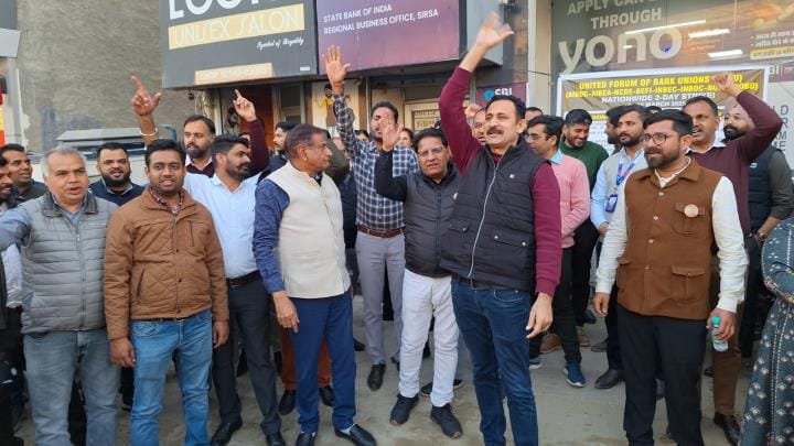 Bankers demonstrated to demand five-day working week and recruitment