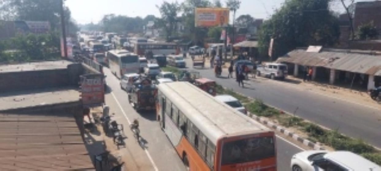Vehicles stopped on the highway, two km long queue formed