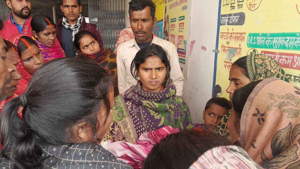 Bettiah Bihar news Parents absconded throwing newborn baby on roadside police investigation