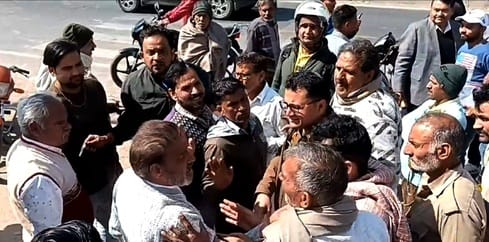 People clashed in front of the Joint Commissioner who had come to investigate the scam