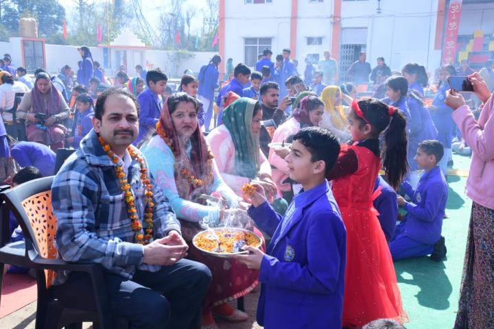Students Worship of Father and Mother in School