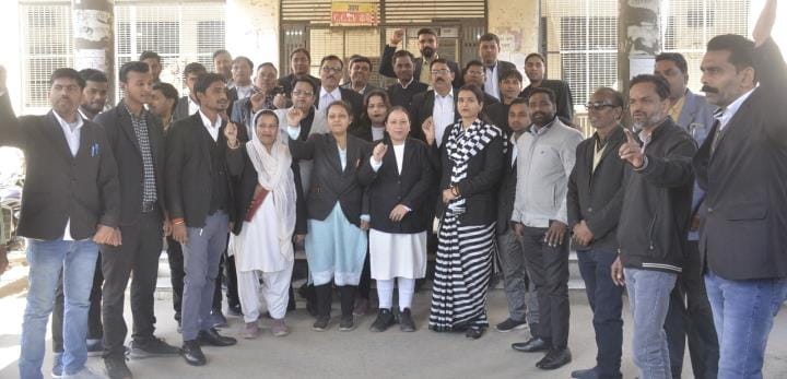 Advocates' agitation continues, work at the registry office halted