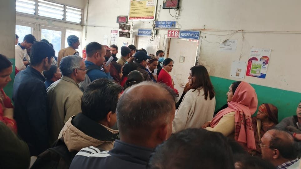 Patients clashed with each other outside the medicine OPD of the medical college.