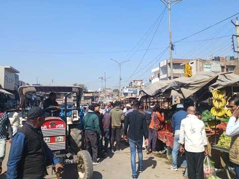 Municipality removed encroachment, issued challan to three shopkeepers