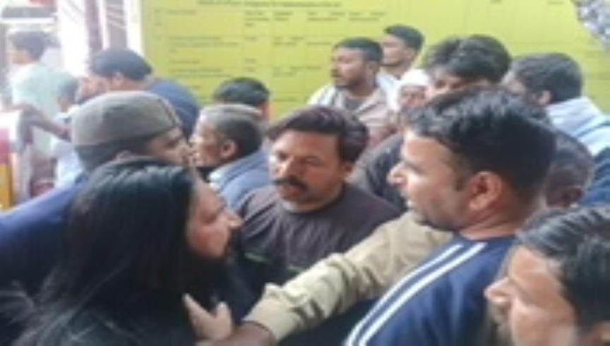 Scuffle between shopkeepers and the team that went to issue challan for using polythene