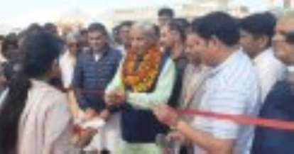 गिगनाऊ के बागवानी उत्कृष्टता केंद्र में रिबन काटकर मेले की शुरूआत करते पूर्व मंत्री जेपी दलाल व