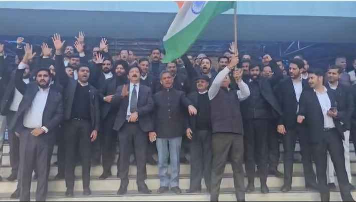 Lawyers shouted in honor of Pulwama martyrs