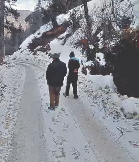 Bad weather stopped the wheels of the bus between Keylong-Manali-Kullu
