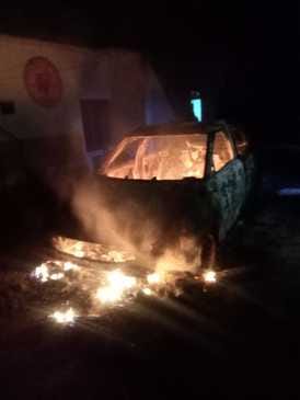 Fire broke out in a parked car, completely destroyed
