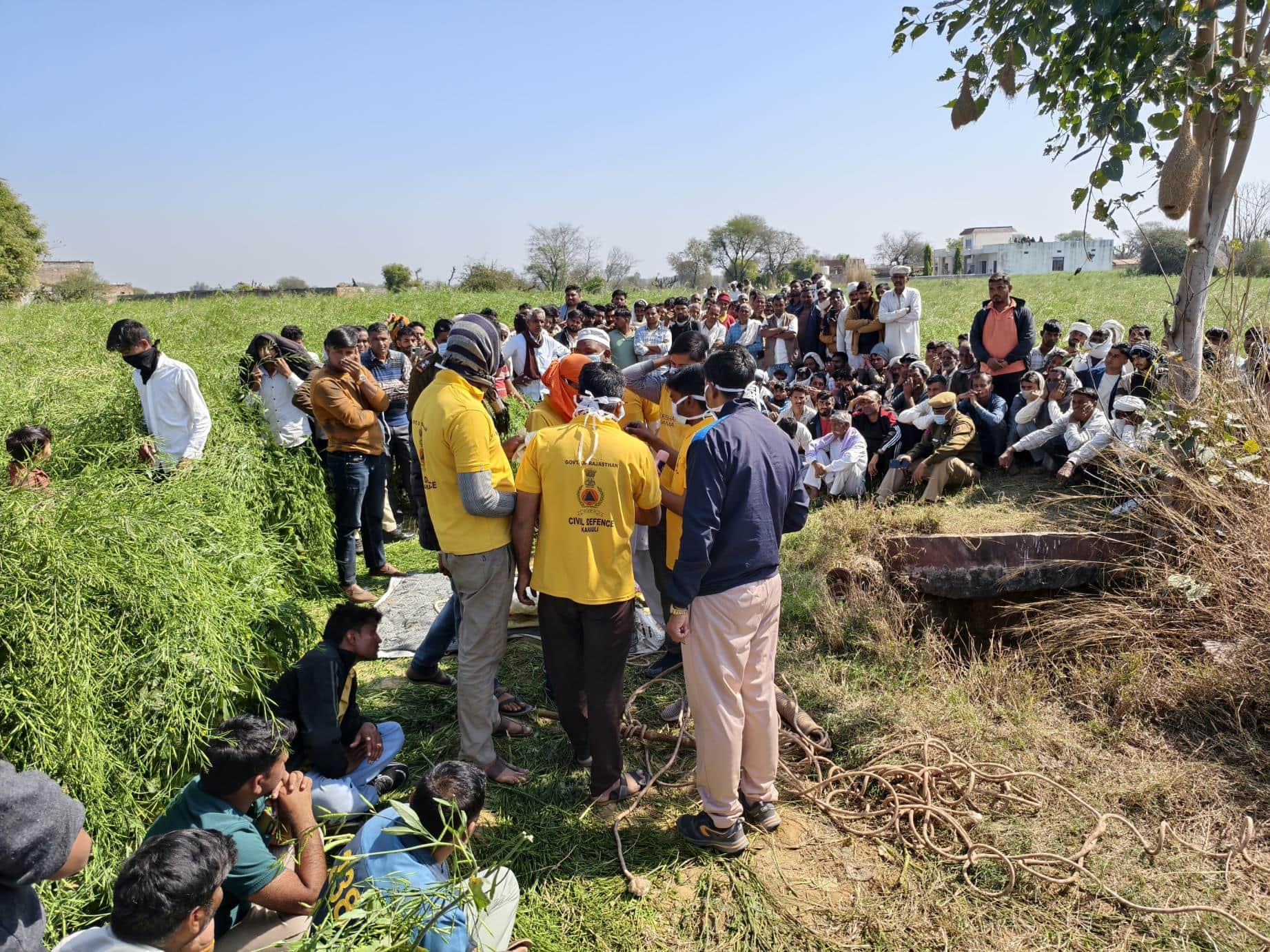 कुएं के पास जुटी भीड़ और पुलिस 