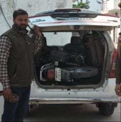Car-riding miscreants looted the bike, police surrounded and caught him