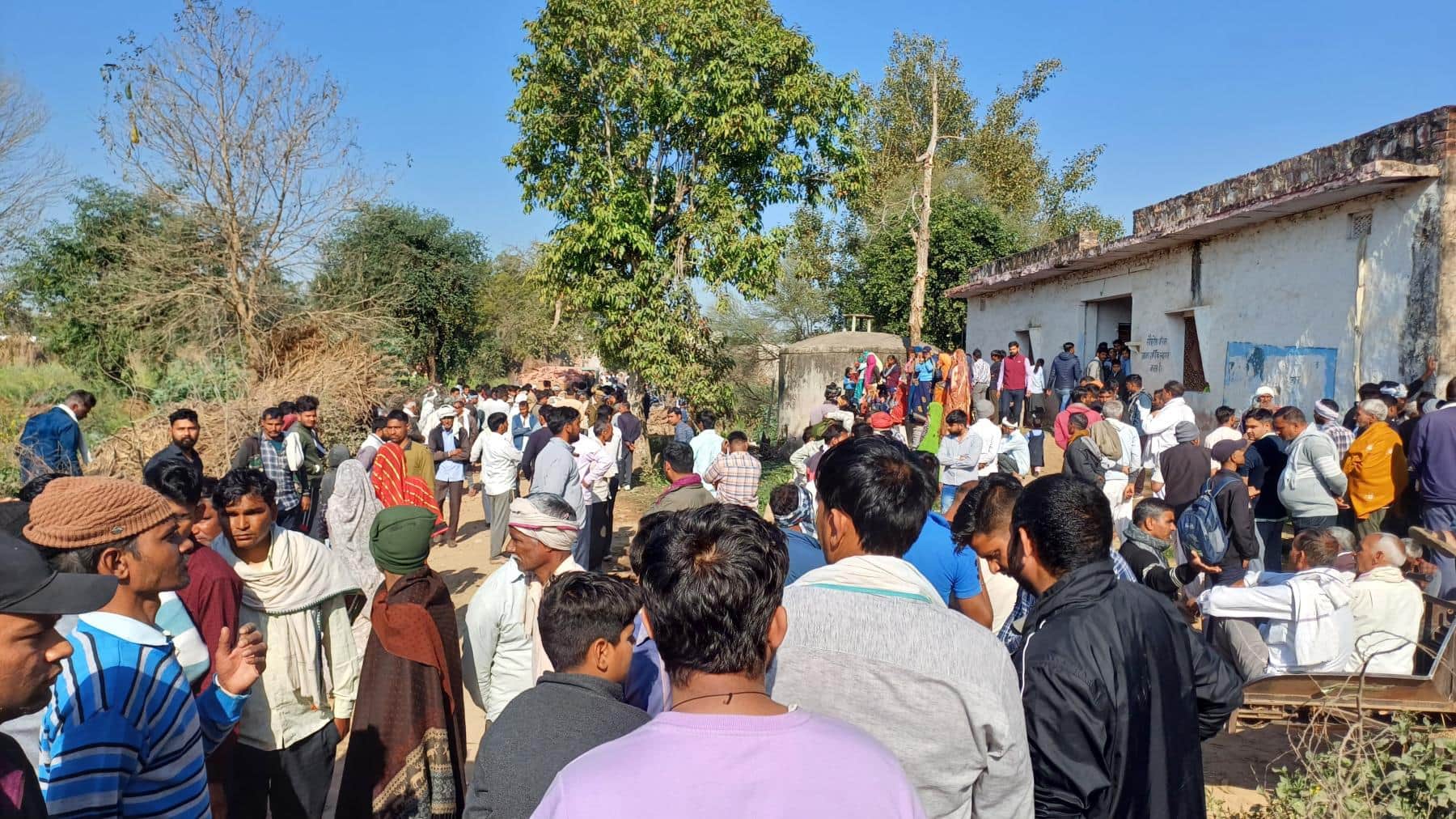 मौके पर जाम लगाते ग्रामीण व परिजन 