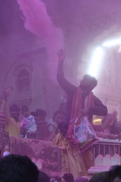 raadhaavallabh mandir mein prasaadee gulaal se holee khelane ko har shraddhaalu laalaayit