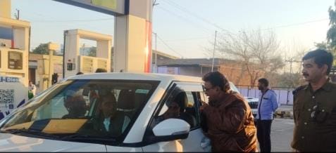 bina helamet ke petrol lene vaale 110 vaahanon ke chaalaan