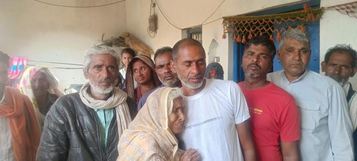11 saal baad lauta beta, kaleje se lagaakar roee maan