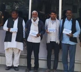pharjee kaagajon se pharjee bainaama karaane vaale chaar giraphtaar