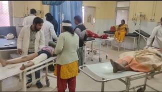 chhutta govansh ko bachaane ke chakkar mein ee-riksha se bhida tempo, 5 ghaayal