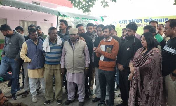 When a case was registered against the former deputy head of the city council and three shopkeepers, he folded his hands and apologized