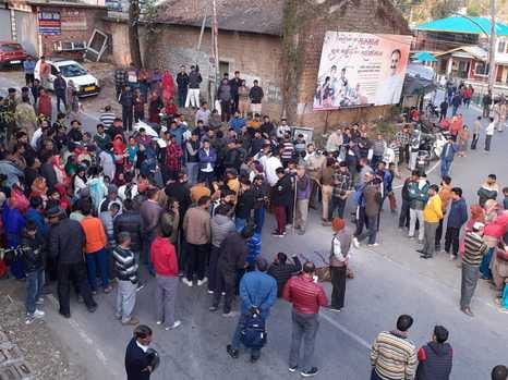 Dead body of youth found after 26 days, family members blocked the road, case of murder registered
