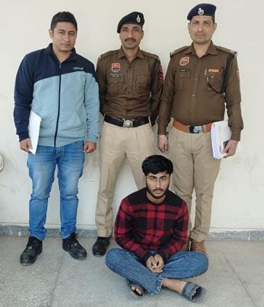 Accused of fraud of Rs 72 thousand by posing as a bank officer arrested