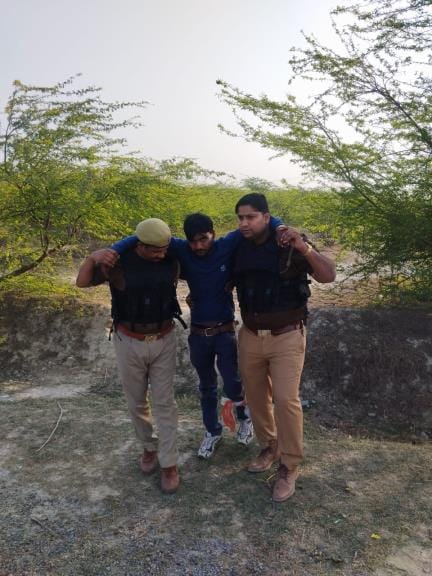 Aunchha police caught a rewarded criminal in an encounter, shot in the leg