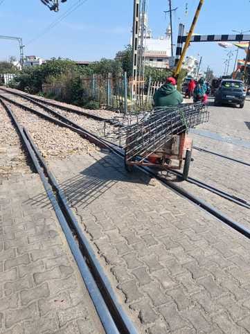 Rules are being violated in the transportation of iron rods in the city